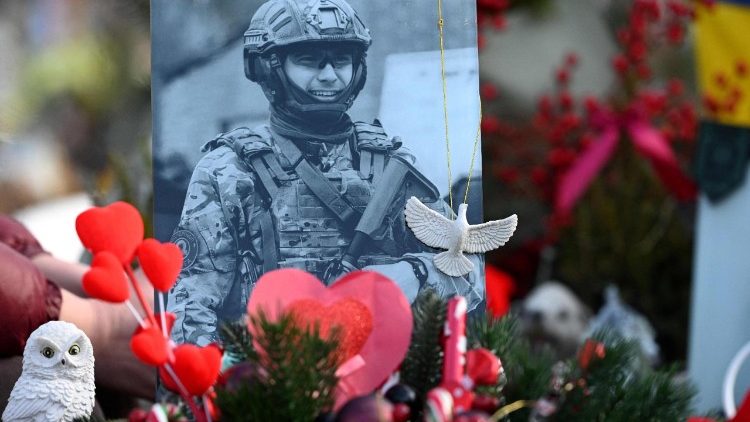 Esta fotografia mostra cora&ccedil;&otilde;es dispostos sobre o retrato de um soldado ucraniano morto em combate, em seu t&uacute;mulo, no Cemit&eacute;rio Militar de Lychakiv, em Lviv, no Dia dos Namorados, em 14 de fevereiro de 2026, em meio &agrave; invas&atilde;o russa da Ucr&acirc;nia. (Foto de YURIY DYACHYSHYN / AFP)