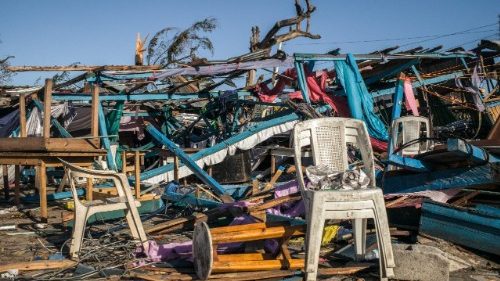 Vista geral de uma área de lazer completamente destruída após a passagem do ciclone tropical Gezani na noite de 10 de fevereiro de 2026 em Toamasina, em 14 de fevereiro de 2026. (Foto de RIJASOLO / AFP)
