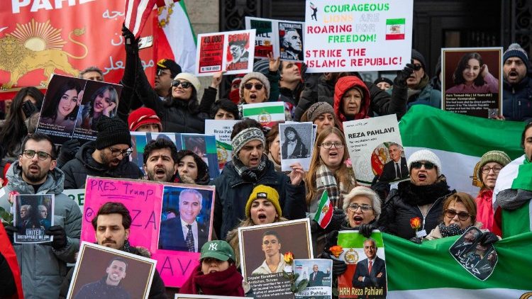 Manifestantes pedem a mudan&ccedil;a de regime no Ir&atilde;, a interven&ccedil;&atilde;o dos EUA e o fim da Rep&uacute;blica Isl&acirc;mica em um protesto na Copley Square, em Boston, Massachusetts.