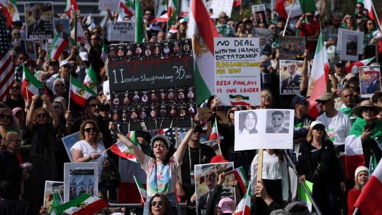 Manifestantes se reúnem em Los Angeles em solidariedade ao movimento de protesto iraniano.