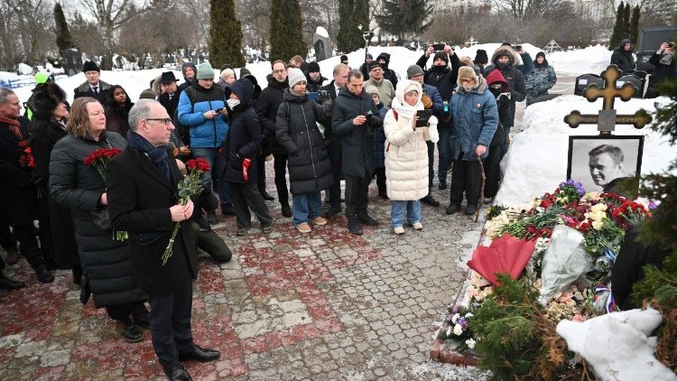 Dezenas de pessoas, incluindo diplomatas de embaixadas europeias, reuniram-se esta manh&atilde; no Cemit&eacute;rio de Borisovo, nos arredores de Moscou, para depositar flores no t&uacute;mulo do l&iacute;der da oposi&ccedil;&atilde;o Alexei Navalny, no segundo anivers&aacute;rio de sua morte em uma col&ocirc;nia penal. Testemunhas presentes no cemit&eacute;rio, incluindo o pr&oacute;prio Navalny, relataram o evento. A m&atilde;e de Navalny, Lyudmila, e Alla Abrosimova, m&atilde;e da vi&uacute;va de Navalny, Yulia, foram as primeiras a visitar o t&uacute;mulo. Segundo a m&iacute;dia da oposi&ccedil;&atilde;o, homenagens semelhantes foram realizadas em outras cidades russas, incluindo S&atilde;o Petersburgo e Novosibirsk, onde alguns moradores depositaram flores em memoriais dedicados &agrave;s v&iacute;timas da repress&atilde;o pol&iacute;tica. Navalny foi declarado "extremista" pelas autoridades russas. Na R&uacute;ssia, qualquer pessoa que mencione Navalny ou sua funda&ccedil;&atilde;o anticorrup&ccedil;&atilde;o - sem afirmar que foram declarados "extremistas" - est&aacute; sujeita a multas ou at&eacute; quatro anos de pris&atilde;o em caso de reincid&ecirc;ncia. (Photo by HECTOR RETAMAL / AFP) 