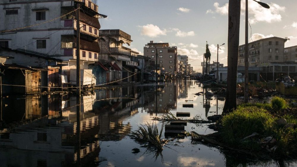 Vista geral de uma rua alagada em Toamasina, em 15 de fevereiro de 2026, após a passagem do ciclone tropical Gezani. Inundações e ventos fortes elevaram o número de mortos em Madagascar devido ao ciclone Gezani para 59, com mais de uma dúzia de pessoas ainda desaparecidas, informou a agência de desastres do país nesta segunda-feira. Este é o mais recente de uma série de ciclones tropicais que atingiram a ilha do sul da África nos últimos meses, ressaltando sua vulnerabilidade a eventos climáticos cada vez mais extremos, impulsionados pelas mudanças climáticas. (Foto: RIJASOLO / AFP)