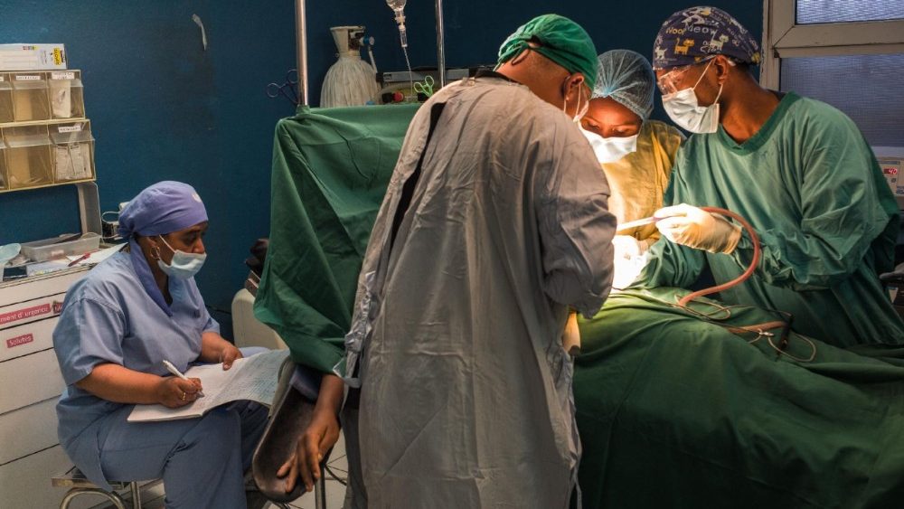 Uma equipe médica realiza uma cirurgia em um paciente na Clínica Bethany, em Toamasina, em 16 de fevereiro de 2026. A Clínica Bethany, privada e fundada por uma ONG sul-coreana, foi severamente afetada pela passagem do ciclone Gezani na terça-feira, 10 de fevereiro, mas ainda consegue receber muitos pacientes graças aos seus potentes geradores. Alguns desses pacientes não puderam ser tratados pelos hospitais públicos da cidade, que estão paralisados ​​desde o ciclone, e foram encaminhados com urgência para a Clínica Bethany. Inundações e ventos fortes elevaram o número de mortos em Madagascar devido ao ciclone Gezani para 59, com mais de uma dúzia de pessoas ainda desaparecidas, informou a agência de desastres do país na segunda-feira. Este é o mais recente de uma série de tempestades tropicais que atingiram a ilha do sul da África nos últimos meses, ressaltando sua vulnerabilidade a eventos climáticos cada vez mais extremos, impulsionados pelas mudanças climáticas. (Foto: RIJASOLO / AFP)