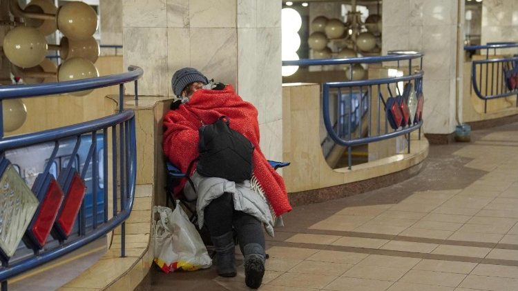 Uma mulher busca abrigo em uma esta&ccedil;&atilde;o de metr&ocirc; durante um alerta de ataque a&eacute;reo em Kiev, na madrugada de 17 de fevereiro de 2026, em meio &agrave; invas&atilde;o russa da Ucr&acirc;nia. (Foto de Serhii Okunev / AFP)