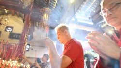 Betende Menschen in Myanmar