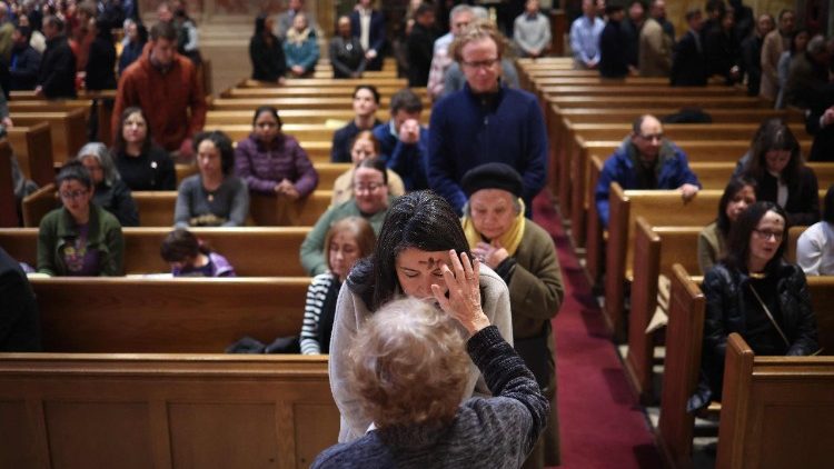 Austeilung des Aschekreuzes in einer Pfarrei in Washington an diesem Aschermittwoch