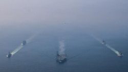 Una recente immagine del gruppo navale della portaerei Uss Abraham Lincoln