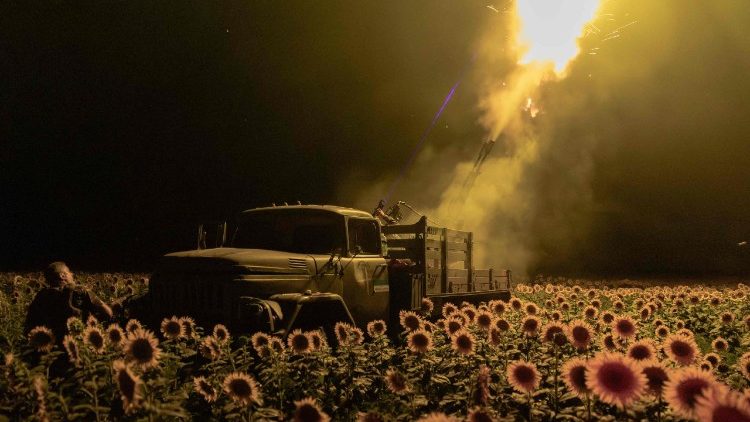 Soldados ucranianos disparan un cañón antiaéreo doble ZU-23 contra un dron ruso desde un campo de girasoles durante un ataque aéreo cerca de Pavlograd. 