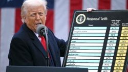 Il presidente Trump espone alla stampa la propria politica doganale