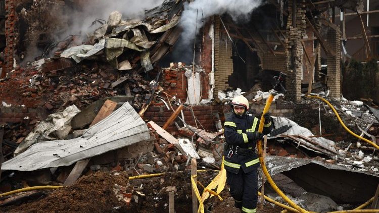 Um socorrista ucraniano trabalha no local de uma casa gravemente danificada ap&oacute;s um ataque a&eacute;reo em Sofiivska Borshchagivka, regi&atilde;o de Kyiv, em 22 de fevereiro de 2026, em meio &agrave; invas&atilde;o russa da Ucr&acirc;nia. Explos&otilde;es sacudiram a capital ucraniana, Kyiv, com autoridades alertando para um poss&iacute;vel ataque com m&iacute;ssil bal&iacute;stico, apenas dois dias antes do quarto anivers&aacute;rio da invas&atilde;o russa. (Foto de Henry Nicholls / AFP)