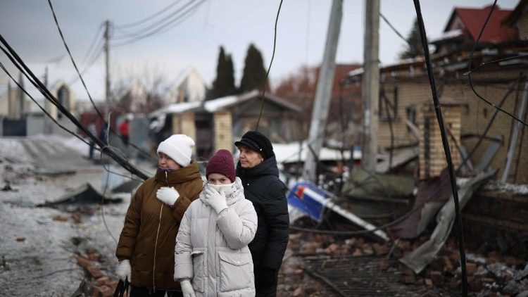 Una familia ucraniana observa los dramáticos efectos de un bombardeo que afectó a una pequeña ciudad.