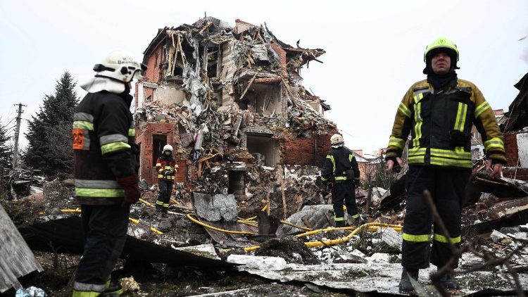 Equipes de resgate ucranianas trabalham no local de uma casa gravemente danificada ap&oacute;s um ataque a&eacute;reo em Sofiivska Borshchagivka, regi&atilde;o de Kyiv, em 22 de fevereiro de 2026, em meio &agrave; invas&atilde;o russa da Ucr&acirc;nia. Explos&otilde;es sacudiram a capital ucraniana, Kyiv, com autoridades alertando para um poss&iacute;vel ataque com m&iacute;ssil bal&iacute;stico, apenas dois dias antes do quarto anivers&aacute;rio da invas&atilde;o russa. (Foto de Henry Nicholls / AFP)