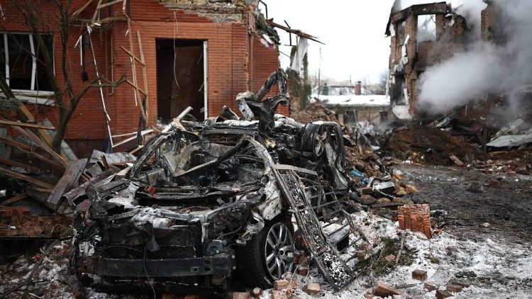 Esta fotografia mostra um carro destru&iacute;do no local de um ataque a&eacute;reo em Sofiivska Borshchagivka, regi&atilde;o de Kyiv, em 22 de fevereiro de 2026, durante a invas&atilde;o russa da Ucr&acirc;nia. Explos&otilde;es sacudiram a capital ucraniana, Kyiv, com autoridades alertando para um poss&iacute;vel ataque com m&iacute;sseis bal&iacute;sticos, apenas dois dias antes do quarto anivers&aacute;rio da invas&atilde;o russa. (Foto de Henry Nicholls / AFP)