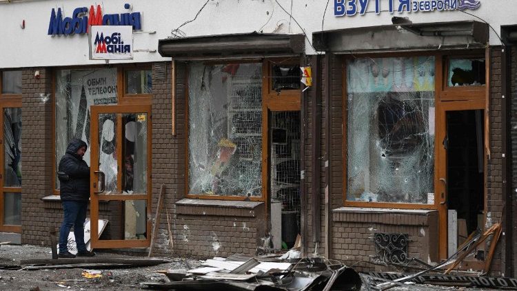 Um agente da lei ucraniano inspeciona o local de uma explos&atilde;o que atingiu uma loja em Lviv em 22 de fevereiro de 2026, em meio &agrave; invas&atilde;o russa da Ucr&acirc;nia. Explos&otilde;es devastaram uma rua comercial central por volta da meia-noite, matando uma policial e ferindo 25 pessoas ap&oacute;s agentes responderem a uma den&uacute;ncia de arrombamento. (Foto de YURIY DYACHYSHYN / AFP)