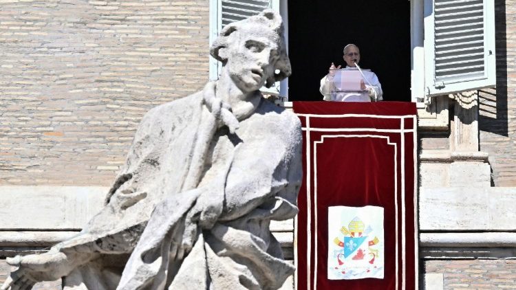 Lev XIV. při modlitbě Anděl Páně