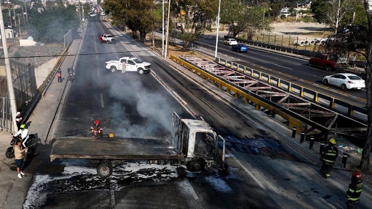 Po vadeivos žūties Meksikos kartelio nariai degino automobilius