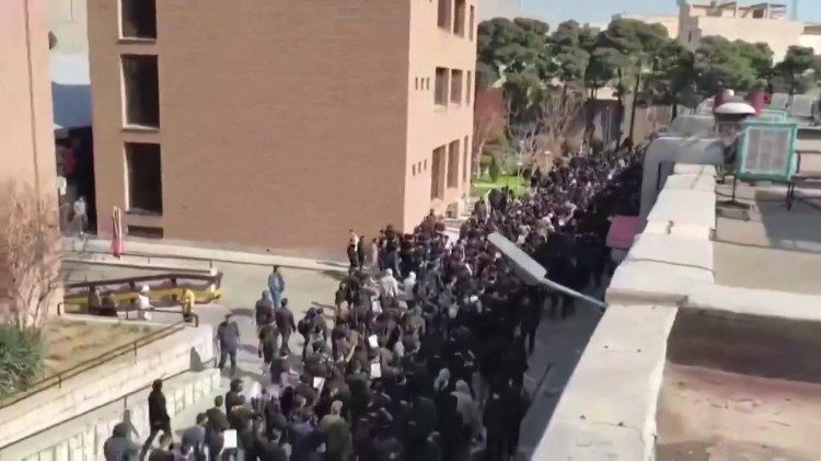 Protestas y manifestaciones estudiantiles en la Universidad Tecnológica Sharif en Teherán, Irán. 