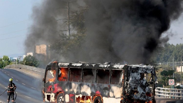 Un bus bûlé à Zapopan, dans l'État du Jalisco, bastion d'un puissant cartel de la drogue.