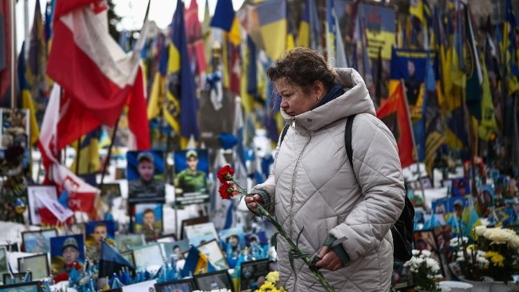 Um morador local visita um memorial improvisado para soldados ucranianos e estrangeiros na Pra&ccedil;a da Independ&ecirc;ncia, em Kiev, em 24 de fevereiro de 2026, no quarto anivers&aacute;rio da invas&atilde;o da Ucr&acirc;nia pela R&uacute;ssia. (Foto de HENRY NICHOLLS / AFP)