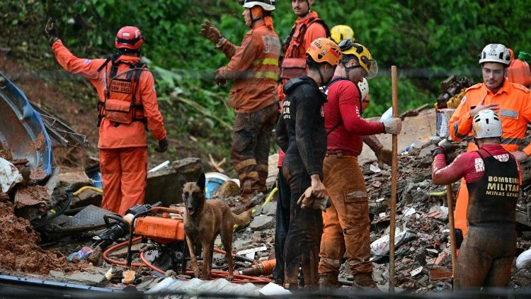 Bombeiros e um c&atilde;o farejador procuram v&iacute;timas de um deslizamento de terra provocado pelas fortes chuvas no bairro Parque Jardim Burnier, em Juiz de Fora.