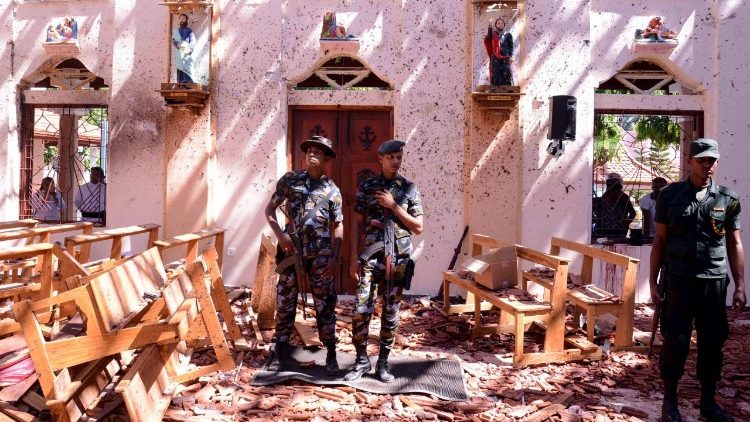 Interior da Igreja de São Sebastião em Katuwapitiya, Negombo, em 21 de abril de 2019, após uma explosão durante a Missa de Páscoa que matou dezenas de pessoas. Investigadores criminais do Sri Lanka prenderam o ex-chefe da inteligência do país, Suresh Sallay, em 25 de fevereiro, em conexão com os atentados.