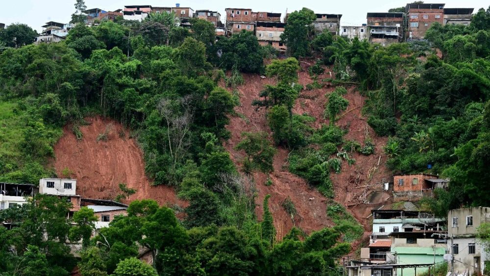 Vista de um deslizamento de terra após fortes chuvas no bairro de Tres Moinhos, em Juiz de Fora, Minas Gerais, Brasil, em 26 de fevereiro de 2026.  (Foto de Pablo Porciúncula / AFP)