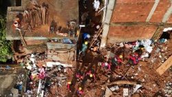 Esta vista aérea mostra equipes de resgate buscando vítimas em meio aos escombros após um deslizamento de terra causado por fortes chuvas no bairro Parque Jardim Burnier, em Juiz de Fora, Minas Gerais, Brasil, em 26 de fevereiro de 2026. (Foto de Pablo Porciúncula / AFP)