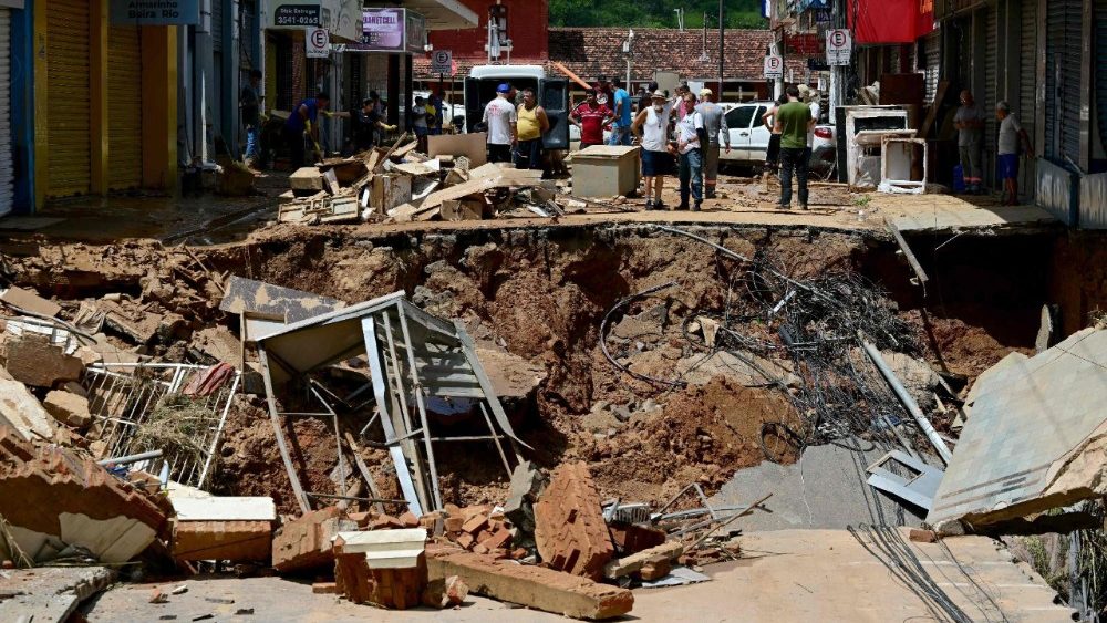 Vista da destruição no distrito comercial de Uba, no estado de Minas Gerais, Brasil, em 25 de fevereiro de 2026, após o transbordamento do rio Uba devido às fortes chuvas.  (Foto de Pablo Porciúncula / AFP)