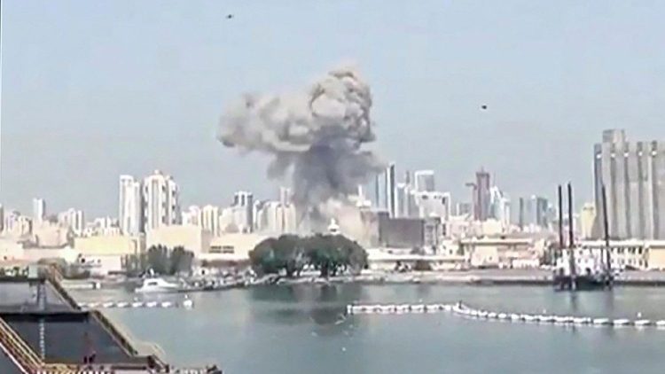 बहरीन में धमाकों की आवाज़ के बाद आसमान में धुआं उठा