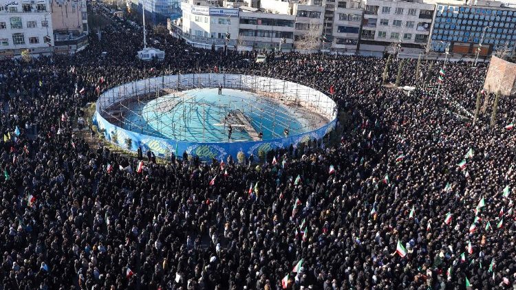 Folk i sorg over Ali Khameneis død. Teheran 1. mars 2026.