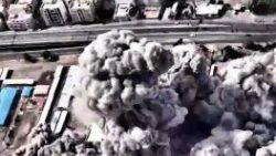 Snímek z videa  zveřejněného izraelskou armádou 1. března 2026 ukazuje  útoky na velitelství íránského režimu v Teheránu 1. března 2026