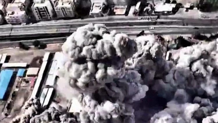 Snímek z videa  zveřejněného izraelskou armádou 1. března 2026 ukazuje  útoky na velitelství íránského režimu v Teheránu 1. března 2026