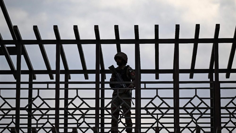 Um soldado paquistanês faz a guarda na passagem de fronteira entre o Paquistão e o Irã em Taftan, província do Baluchistão, em 1º de março de 2026, após a morte do líder supremo do Irã, o aiatolá Ali Khamenei, em meio a ataques dos EUA e de Israel. (Foto de Banaras KHAN / AFP)