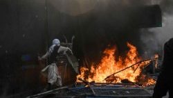 Muçulmanos xiitas incendiaram o portão de entrada do consulado dos EUA em Lahore, em 1º de março de 2026, durante um protesto contra a morte do líder supremo do Irã, o aiatolá Ali Khamenei, em meio a ataques conjuntos entre EUA e Israel. Pelo menos nove pessoas morreram durante protestos pró-Irã no consulado dos Estados Unidos na megacidade paquistanesa de Karachi, em 1º de março, segundo um balanço hospitalar visto pela AFP. Milhares de pessoas também foram às ruas na cidade de Lahore, no leste do país. (Foto de Arif Ali / AFP)