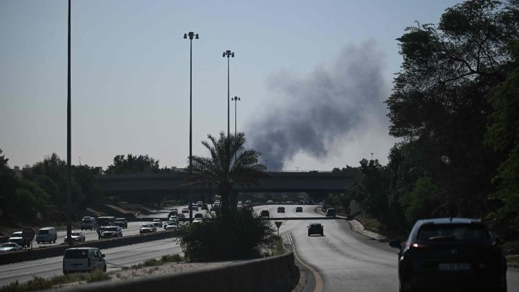 Colonne di fumo si alzano dal centro di Kuwait City dopo gli attacchi iraniani