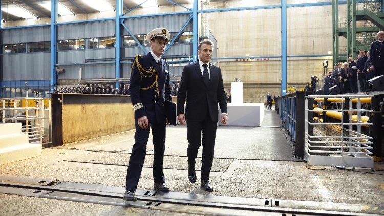 Frankreichs Pr&auml;sident Macron am 2. M&auml;rz auf einem Marine-St&uuml;tzpunkt