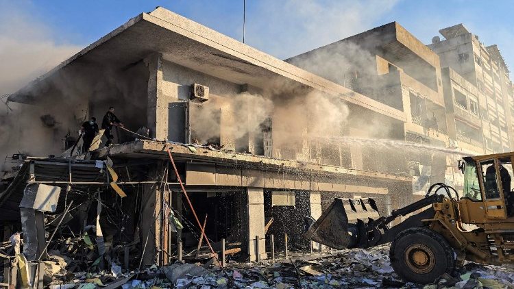 Un edificio legato a Hezbollah colpito da un attacco israliano a Tiro, in Libano