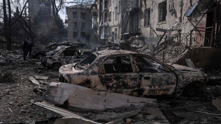 Carros e pr&eacute;dios de apartamentos atingidos por um ataque a&eacute;reo russo, em meio ao ataque da R&uacute;ssia &agrave; Ucr&acirc;nia, na cidade fronteiri&ccedil;a de Druzhkivka, na regi&atilde;o de Donetsk, Ucr&acirc;nia, em 2 de mar&ccedil;o de 2026. Iryna Rybakova/Press Service of the 93rd Kholodnyi Yar Separate Mechanized Brigade of the Ukrainian Armed Forces/Handout via REUTERS