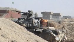 Un carro armato dell'esercito pakistano Chaman, al confine con l'Afghanistan, nella provincia del Belucistan