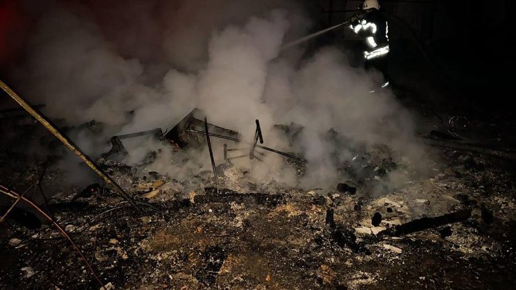 Esta fotografia, divulgada pelo Servi&ccedil;o Estatal de Emerg&ecirc;ncias da Ucr&acirc;nia em 5 de mar&ccedil;o de 2026, mostra um bombeiro apagando um inc&ecirc;ndio perto de edif&iacute;cios danificados ap&oacute;s um ataque russo na costa do distrito de Bilgorod-Dnistrovskyi, na regi&atilde;o de Odessa, em meio &agrave; invas&atilde;o russa da Ucr&acirc;nia. (Photo by Handout / State Emergency Service of Ukraine / AFP)