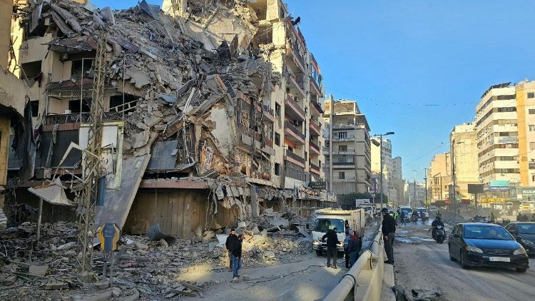 Moradores observam os danos causados por ataques a&eacute;reos no bairro Ghobeiry, em Beirute, enquanto a guerra no Oriente M&eacute;dio provoca destrui&ccedil;&atilde;o e deslocamentos.