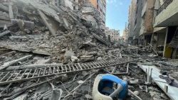 Edificios destruidos tras ataque aéreo israelí en un barrio de la aldea de Sir el Gharbiyeh, en el sur del Líbano, el 8 de marzo de 2026. 