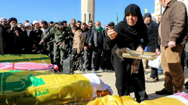 Des personnes en deuil pleurent devant les corps des victimes tuées lors d'une opération israélienne dans le village de Nabi Sheet, au Liban. 