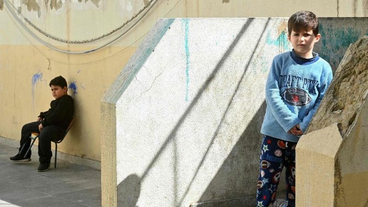 बेरूत में एक शेल्टर बने स्कूल में शरण लिये हुए परिवारों के बच्चे
