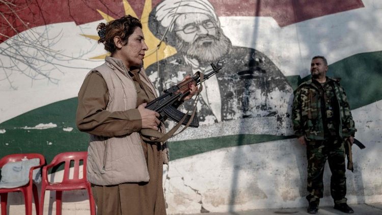 Combattenti curdi, membri dell'Organizzazione per la Lotta del Kurdistan Iraniano (Sazmani Khabat), nella loro base vicino a Erbil