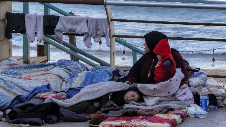 Beirut: Civiles desplazados de barrios del sur afectados por ataques aéreos israelíes