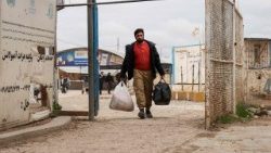 Un cittadino afghano sfollato al valico di frontiera di Qala, tra Afghanistan e Iran