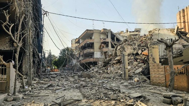 Macerie di edifici distrutt&igrave; a Bierut in seguito ad attacchi aerei israeliani 