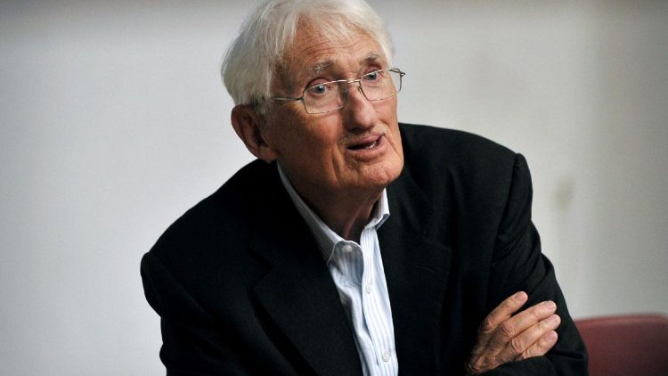 Juergen Habermas incontra i giornalisti nell'auditorium della Scuola filosofica di Atene nell'agosto 2013 (Photo by LOUISA GOULIAMAKI / AFP)