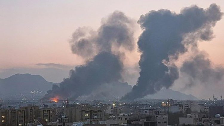 El humo y las llamas se elevan desde Isfahán tras los últimos atentados.